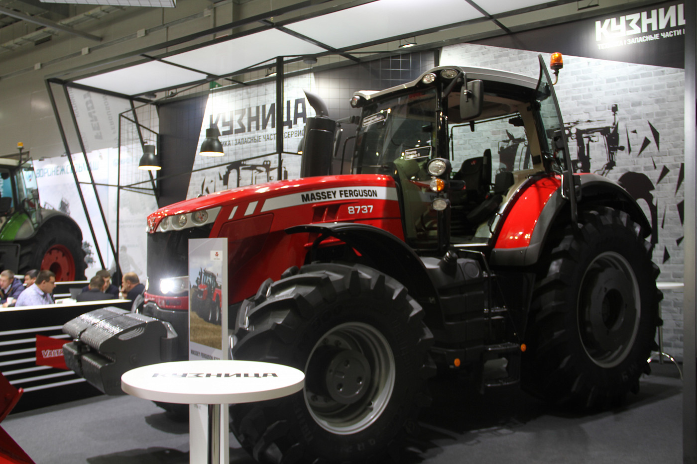 Выставка сельхозтехники. МТЗ 200,2 АГРОСАЛОН 2020. Massey Ferguson 3521172m92. Выставка сельскохозяйственной техники.